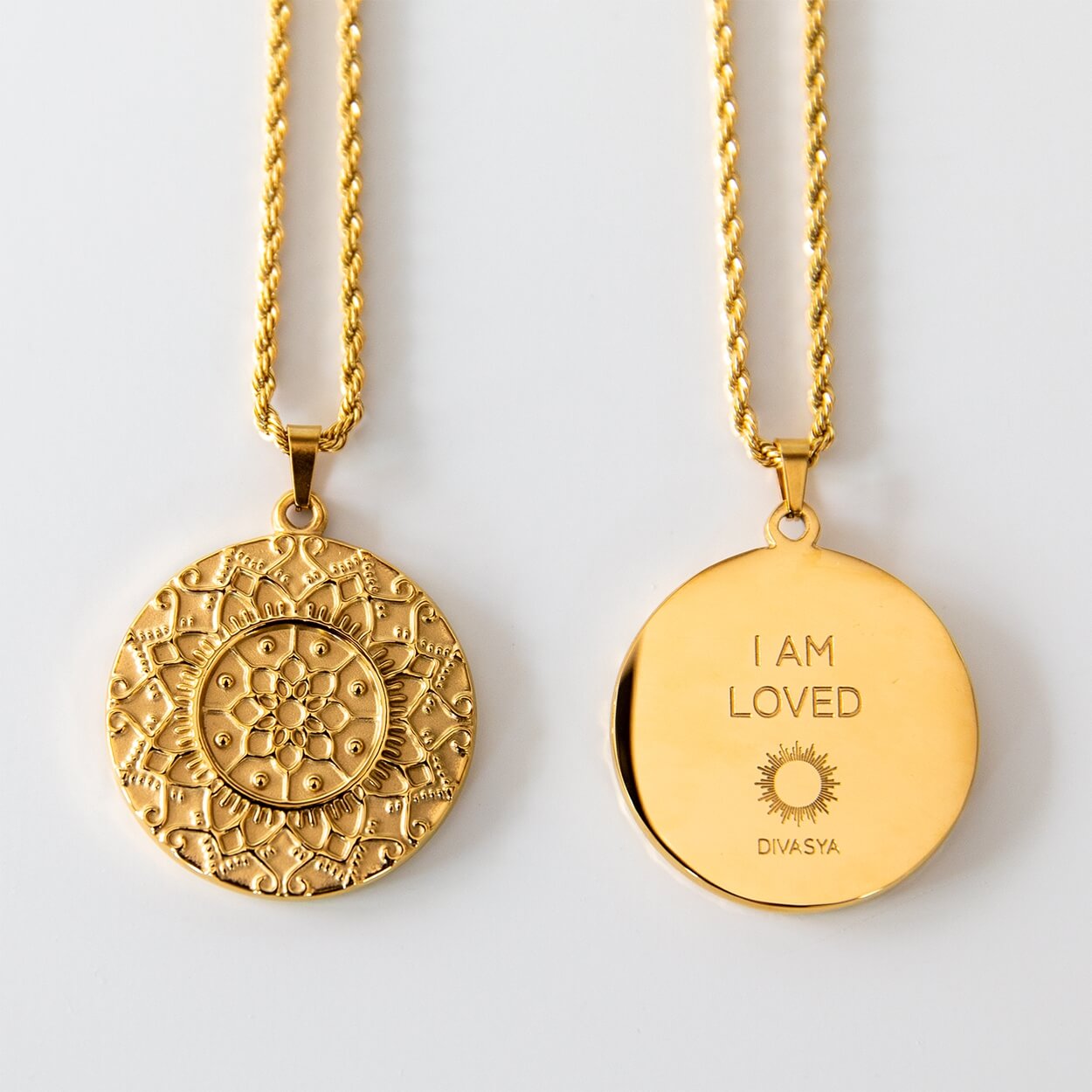 Halskette mit Mandala-Anhänger „I am loved“ aus vergoldetem Edelstahl
