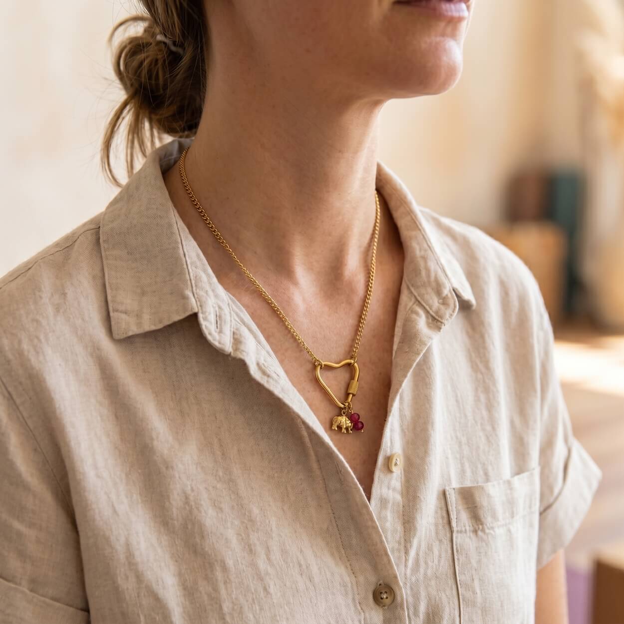 Vergoldeter Elefant als Symbol für Stabilität und Weisheit