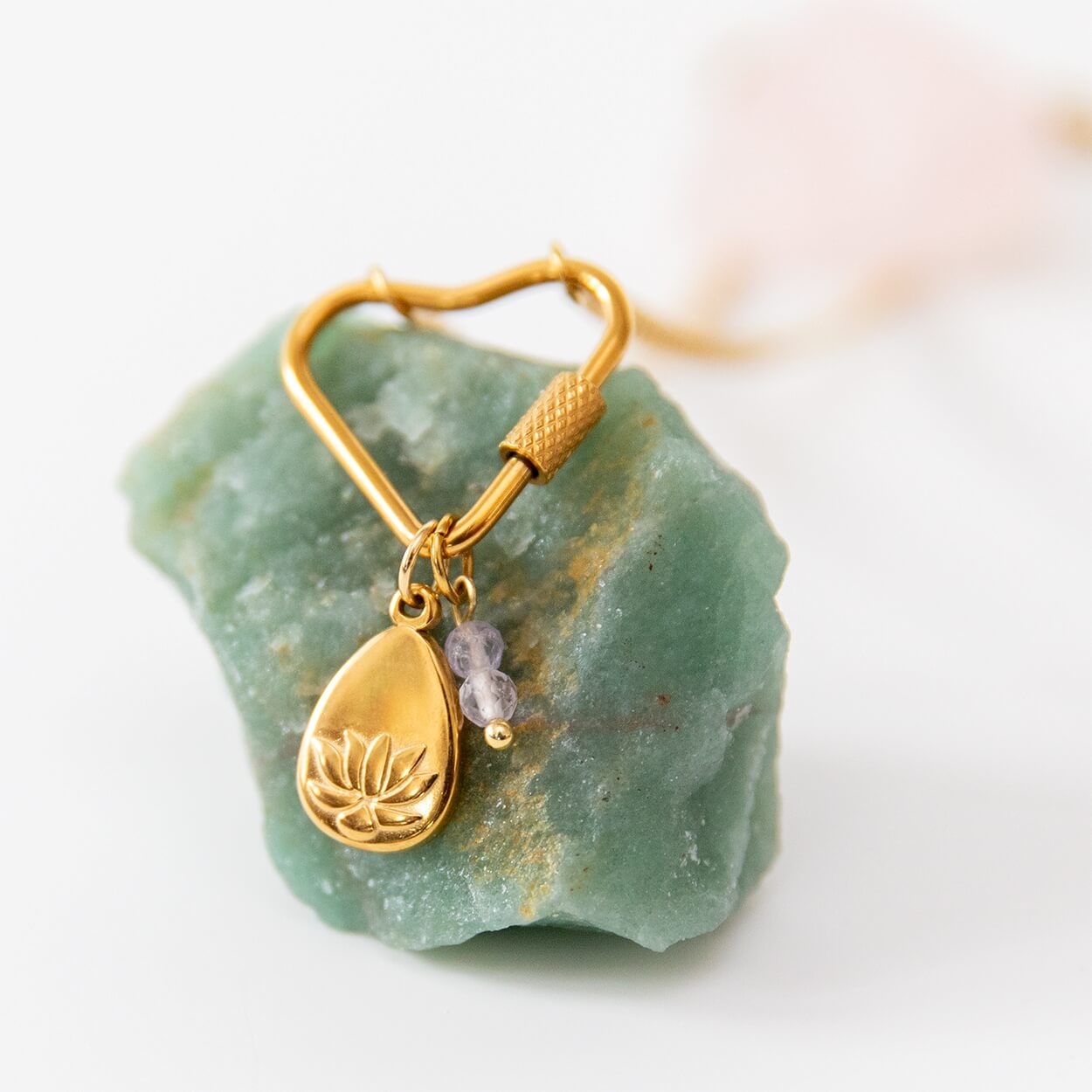 Lotus Soul Anhänger mit embossierter Lotusblüte und weißen Perlen