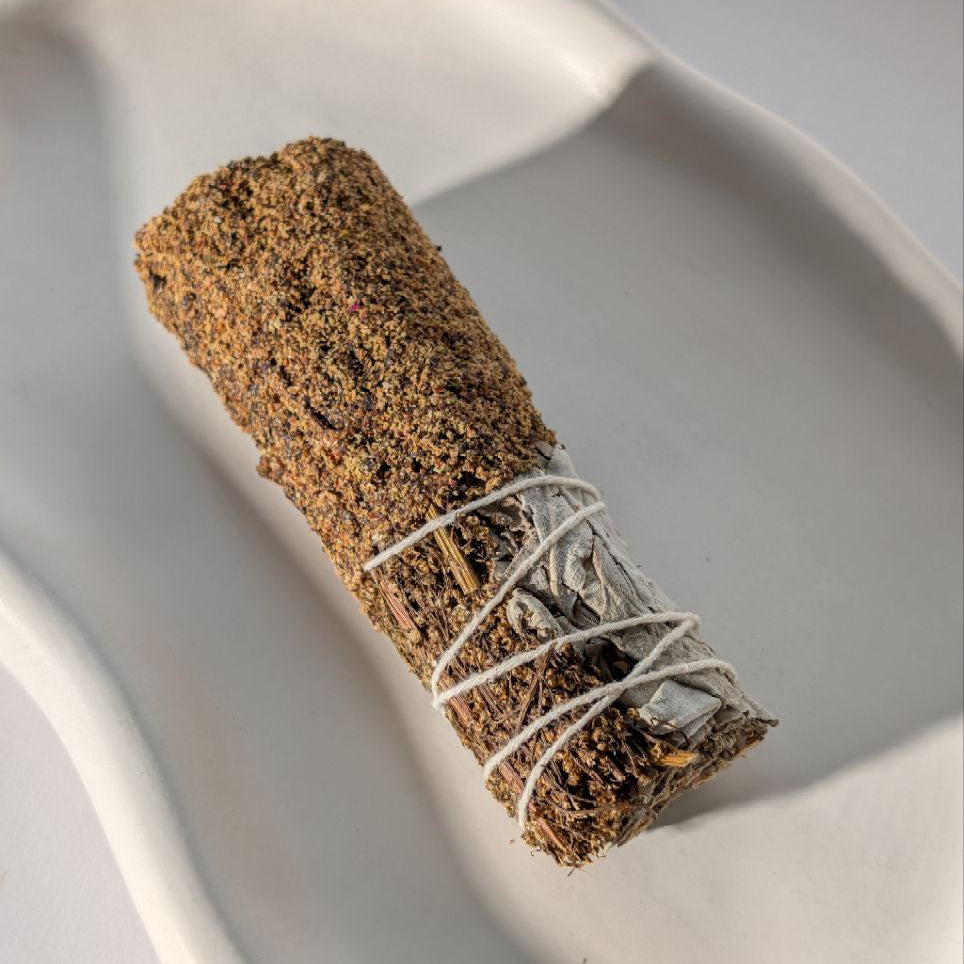 Handgebundenes Rauhnächte Räucherbündel mit Salbei, Beifuß und gemahlenem Wacholder auf einer weißen Keramikschale