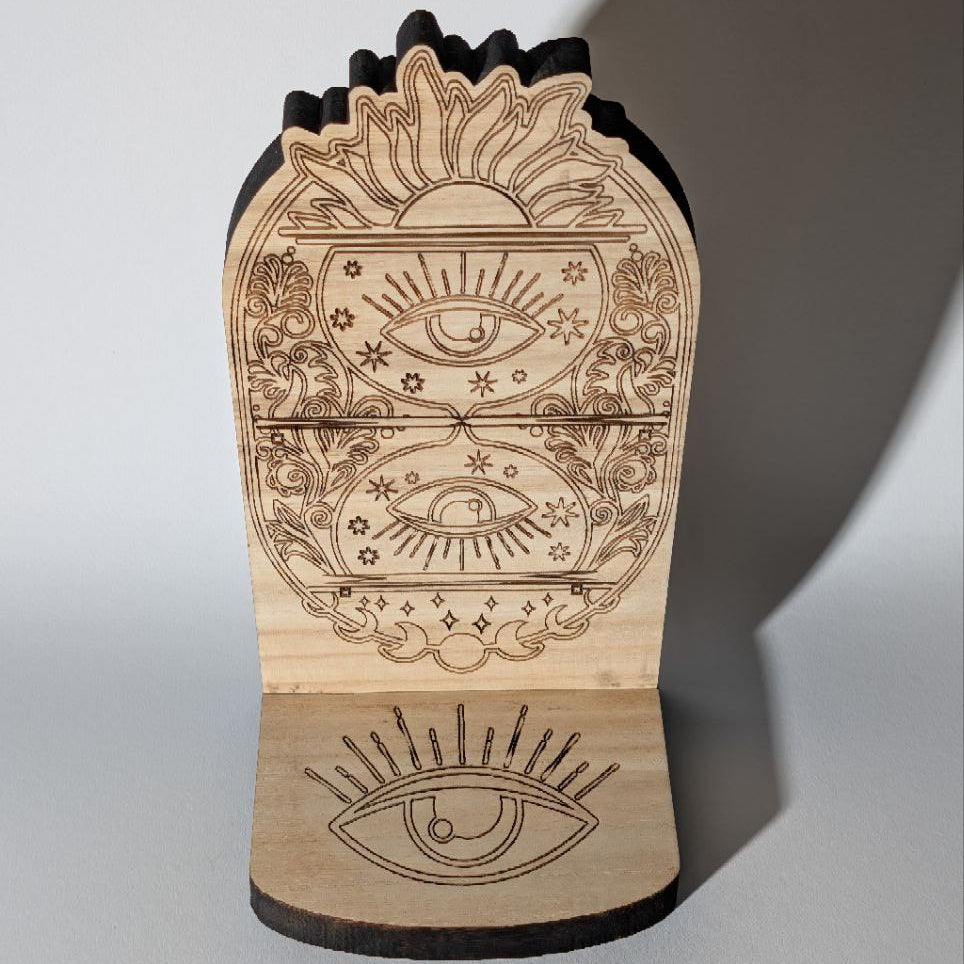 Handgefertigter Holzaltar (Paulownia) mit graviertem Augen-Motiv, ideal für Rituale