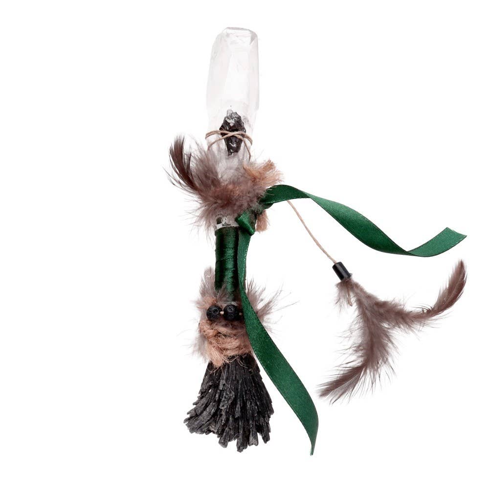 Handgefertigter Zauberstab mit großer Bergkristall-Spitze, verziert mit Federn, Kyanit und einem grünem Band.