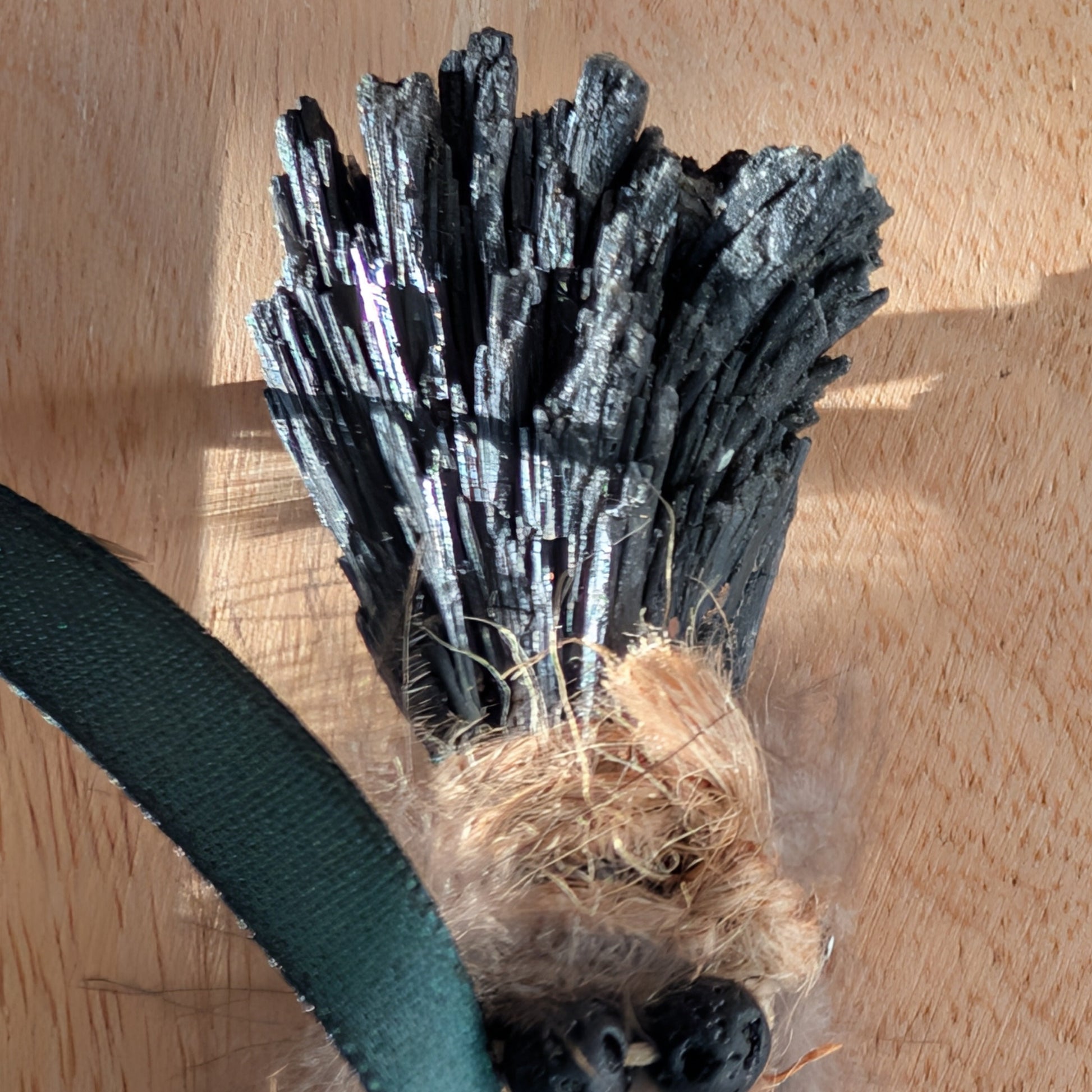 Handgefertigter Zauberstab mit großer Bergkristall-Spitze, verziert mit Federn, Kyanit und einem grünem Band.