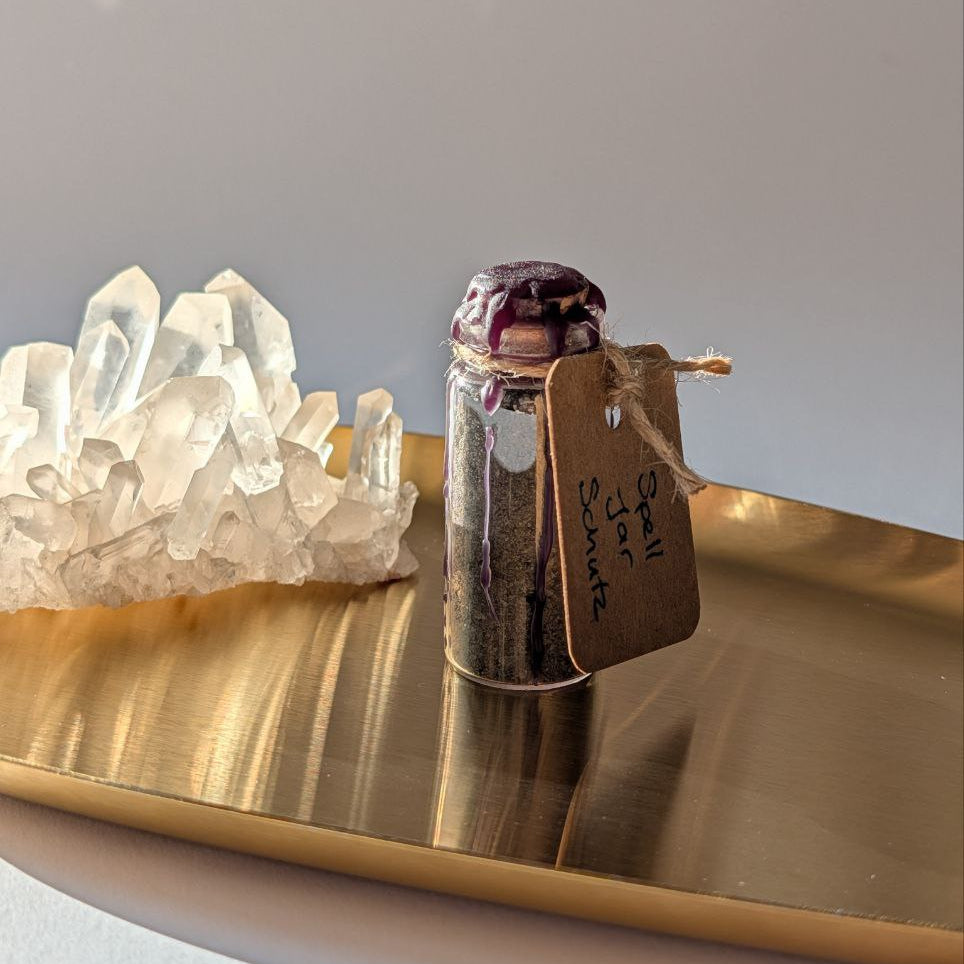 Handgemachtes "Schutz" Spell Jar, gefüllt mit Agnihotra Asche und Meersalz, versiegelt mit tiefviolettem Wachs