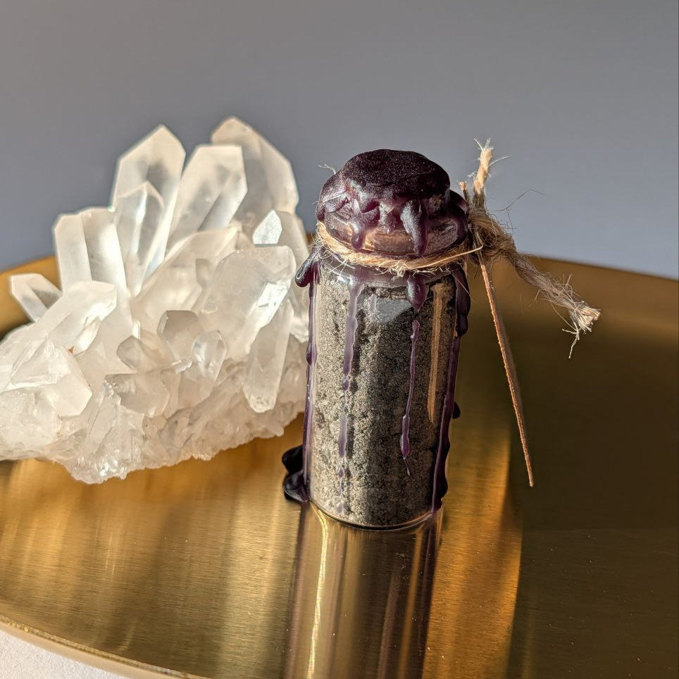 Handgemachtes "Schutz" Spell Jar, gefüllt mit Agnihotra Asche und Meersalz, versiegelt mit tiefviolettem Wachs