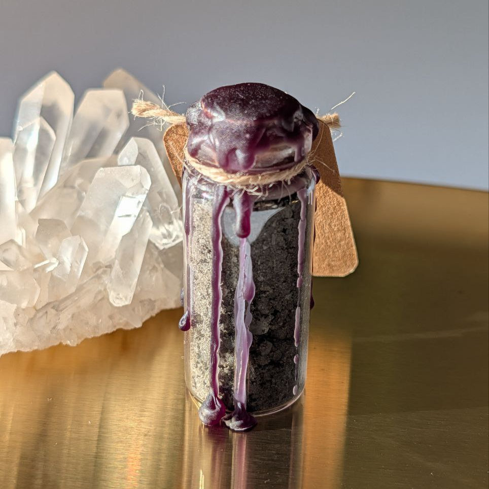 Handgemachtes "Schutz" Spell Jar, gefüllt mit Agnihotra Asche und Meersalz, versiegelt mit tiefviolettem Wachs