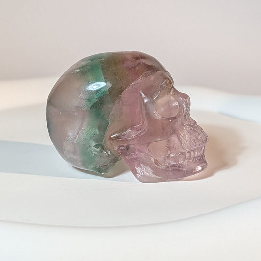 Handgeschnitzter Kristallschädel Arandir aus echtem Regenbogenfluorit in Violett und Grün, 95 Gramm schwer, für geistigen Fokus und emotionale Balance.