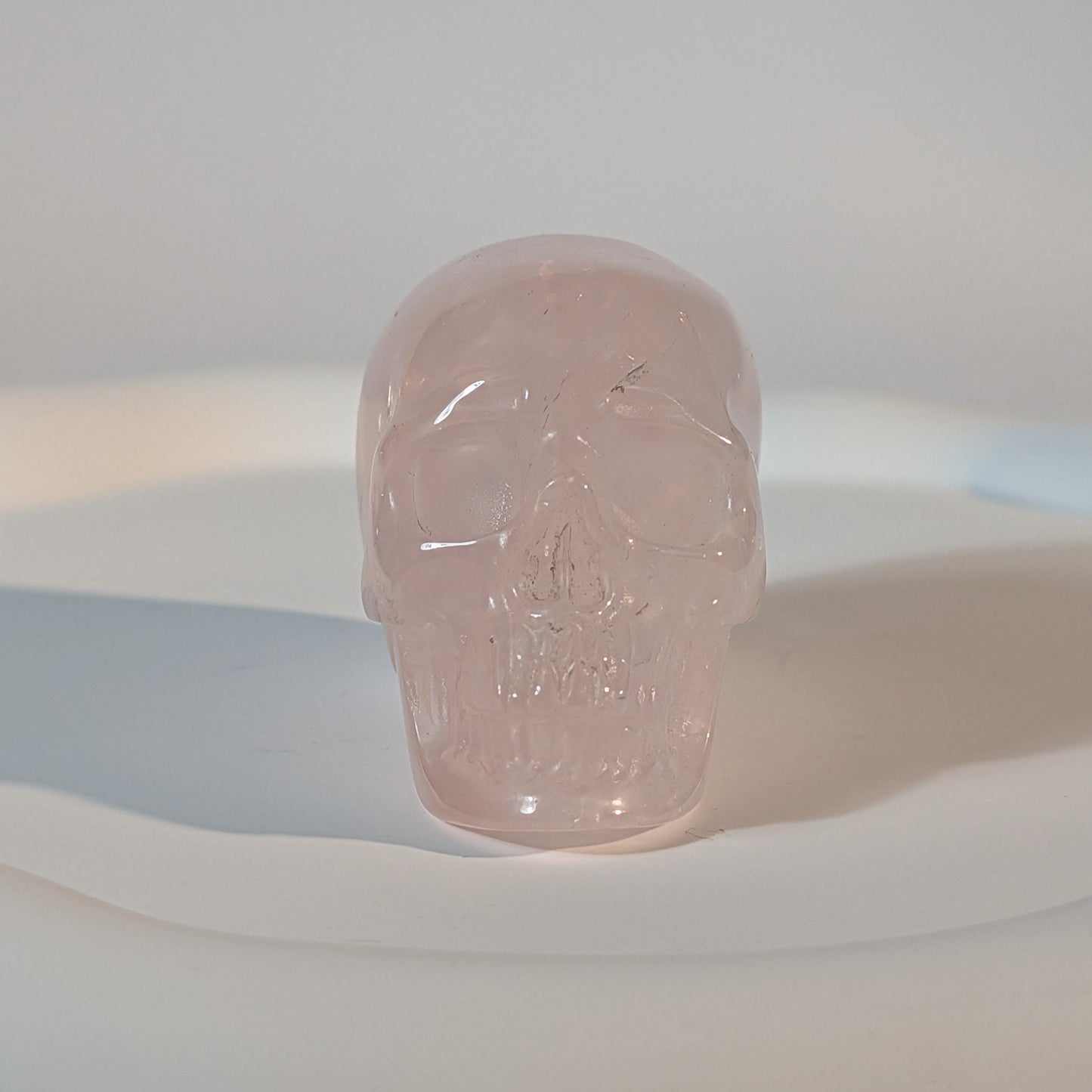Handgeschnitzter Kristallschädel Jarno aus echtem, zartrosa Rosenquarz, 83 Gramm schwer, für Herzöffnung und emotionale Heilung.