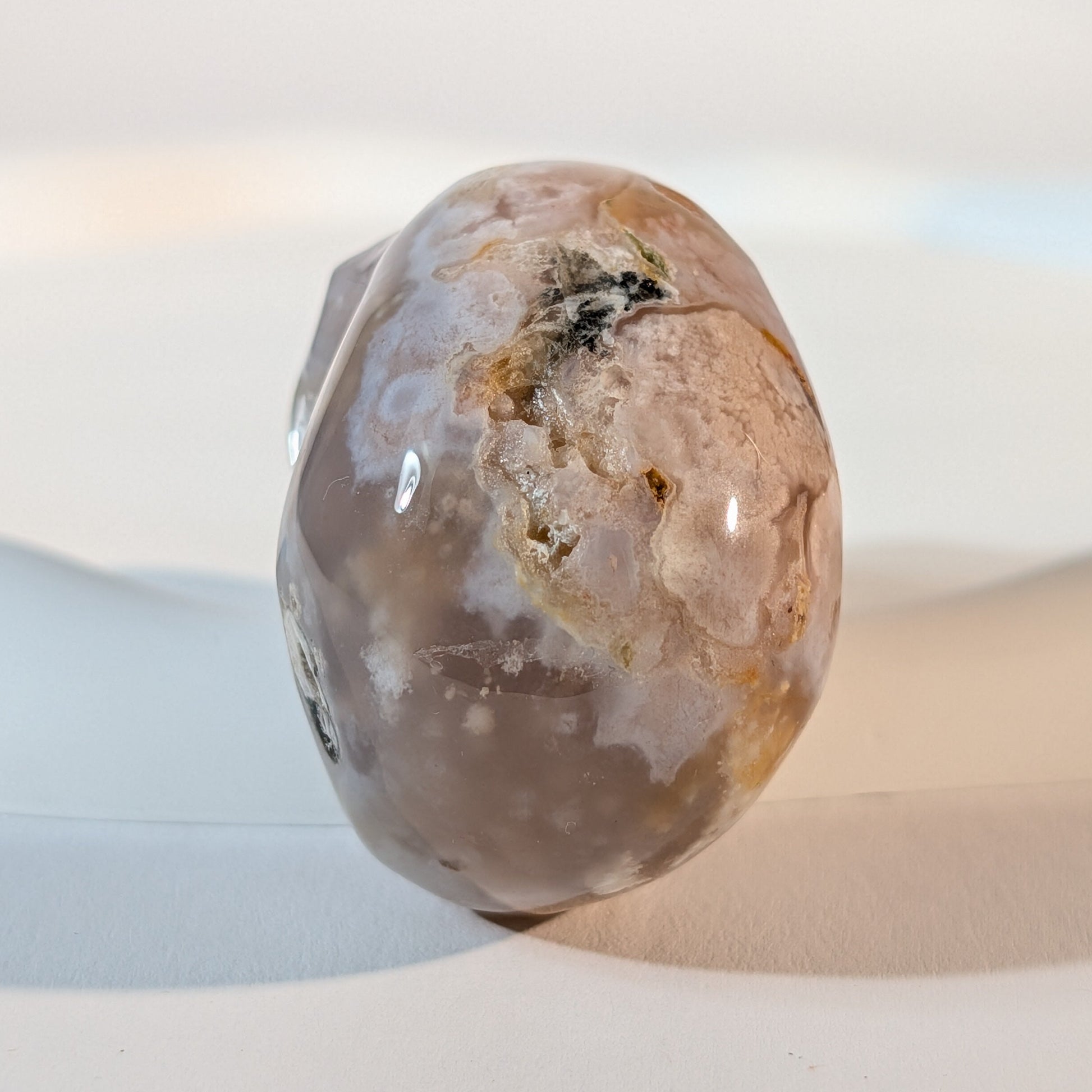 Handgeschnitzter Kristallschädel Jeweler aus echtem Blumenachat, 85 Gramm schwer, mit weißen Blüten-Einschlüssen und kleiner, natürlicher Kristallhöhle.