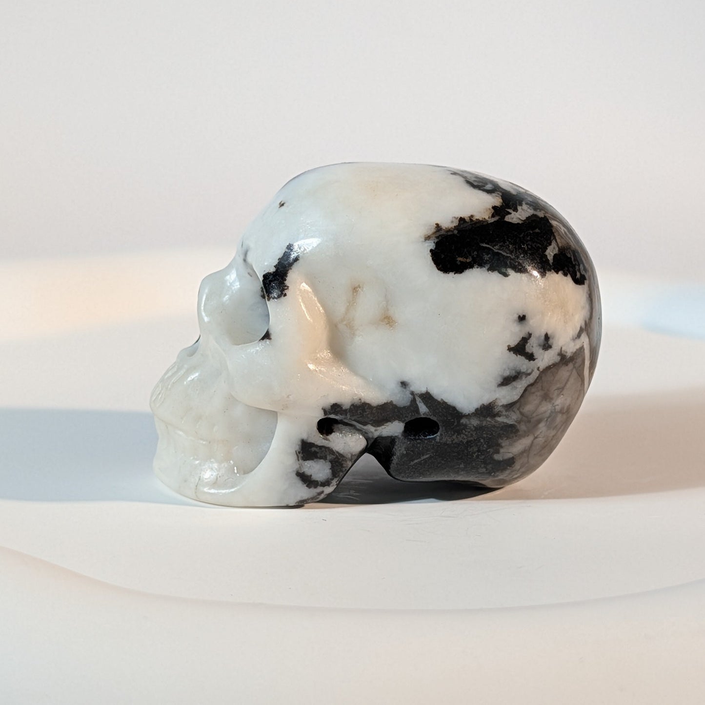 Handgeschnitzter Kristallschädel Zenrakk aus schwarz-weißem Zebra-Marmor (Kalkstein), 87 Gramm schwer, für Yin-Yang Balance und Erdung.