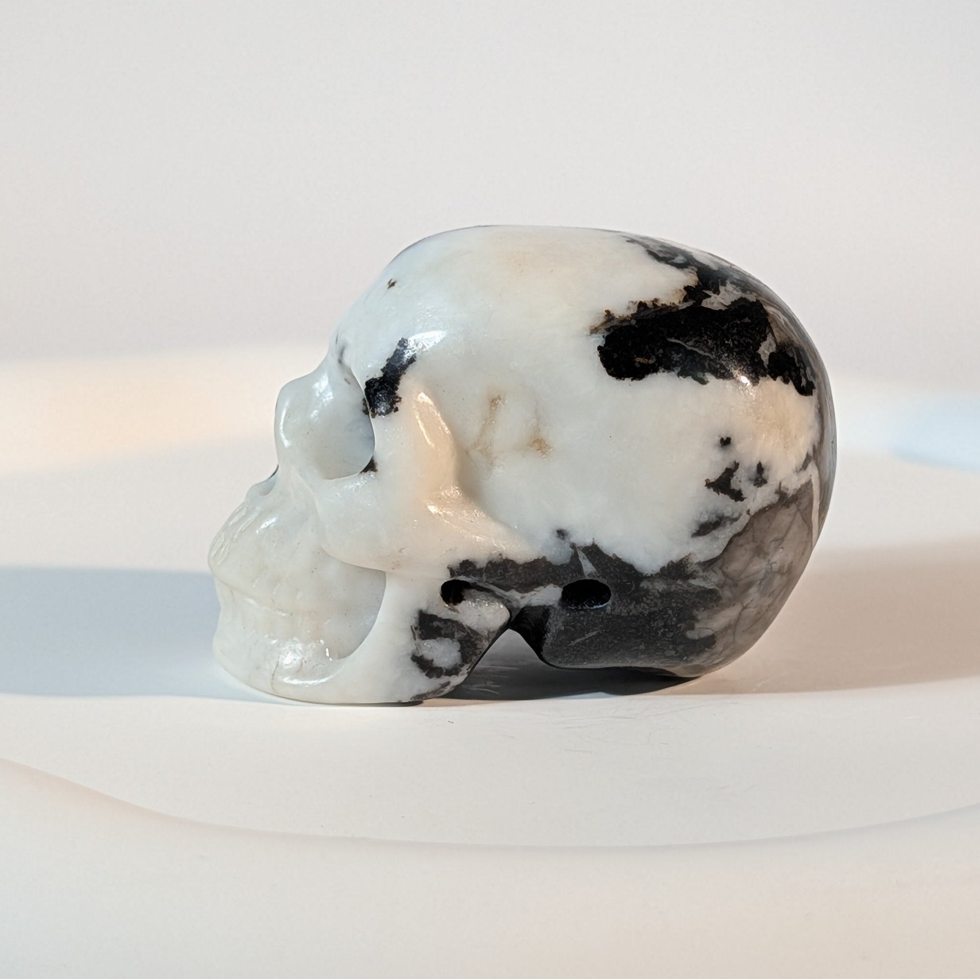 Handgeschnitzter Kristallschädel Zenrakk aus schwarz-weißem Zebra-Marmor (Kalkstein), 87 Gramm schwer, für Yin-Yang Balance und Erdung.