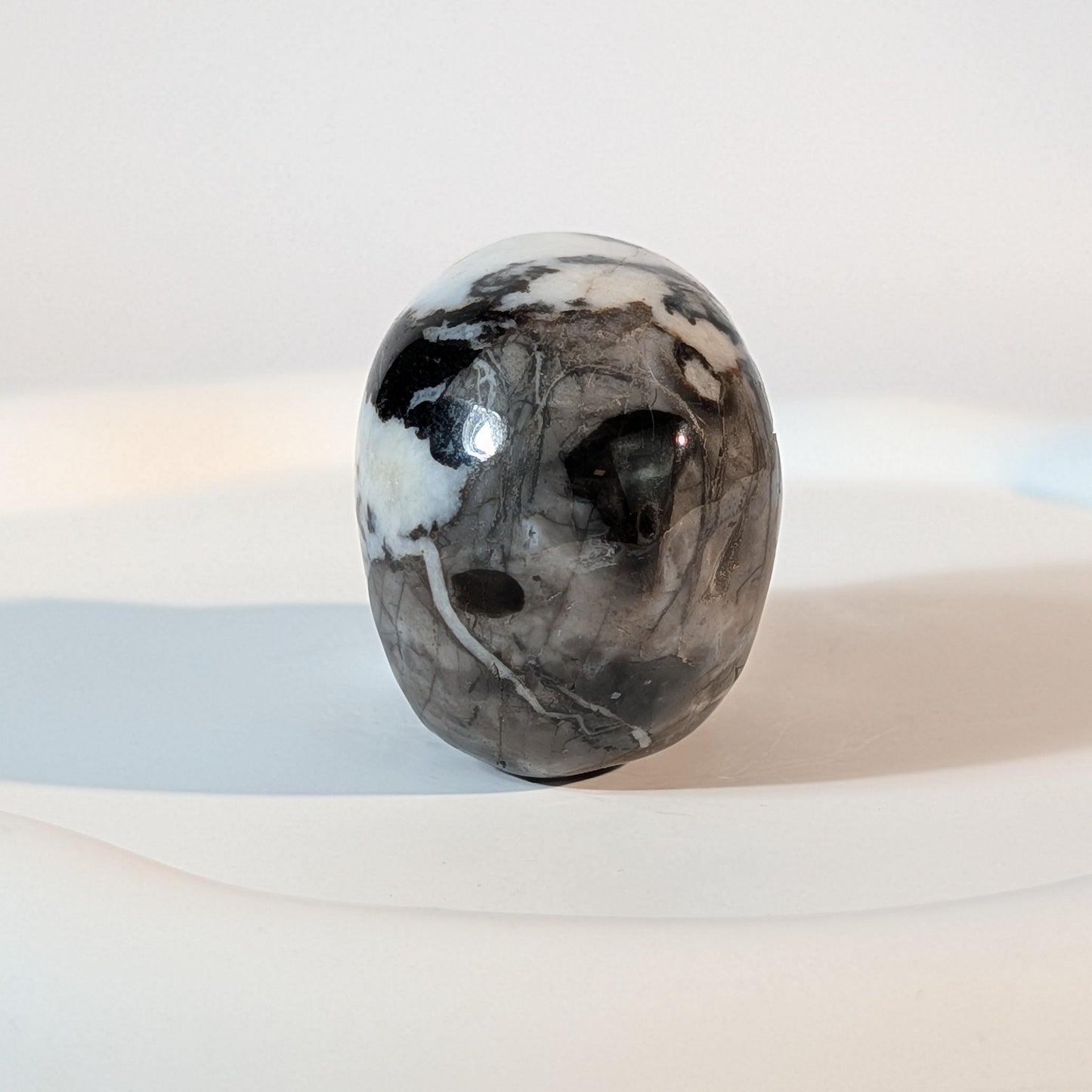Handgeschnitzter Kristallschädel Zenrakk aus schwarz-weißem Zebra-Marmor (Kalkstein), 87 Gramm schwer, für Yin-Yang Balance und Erdung.