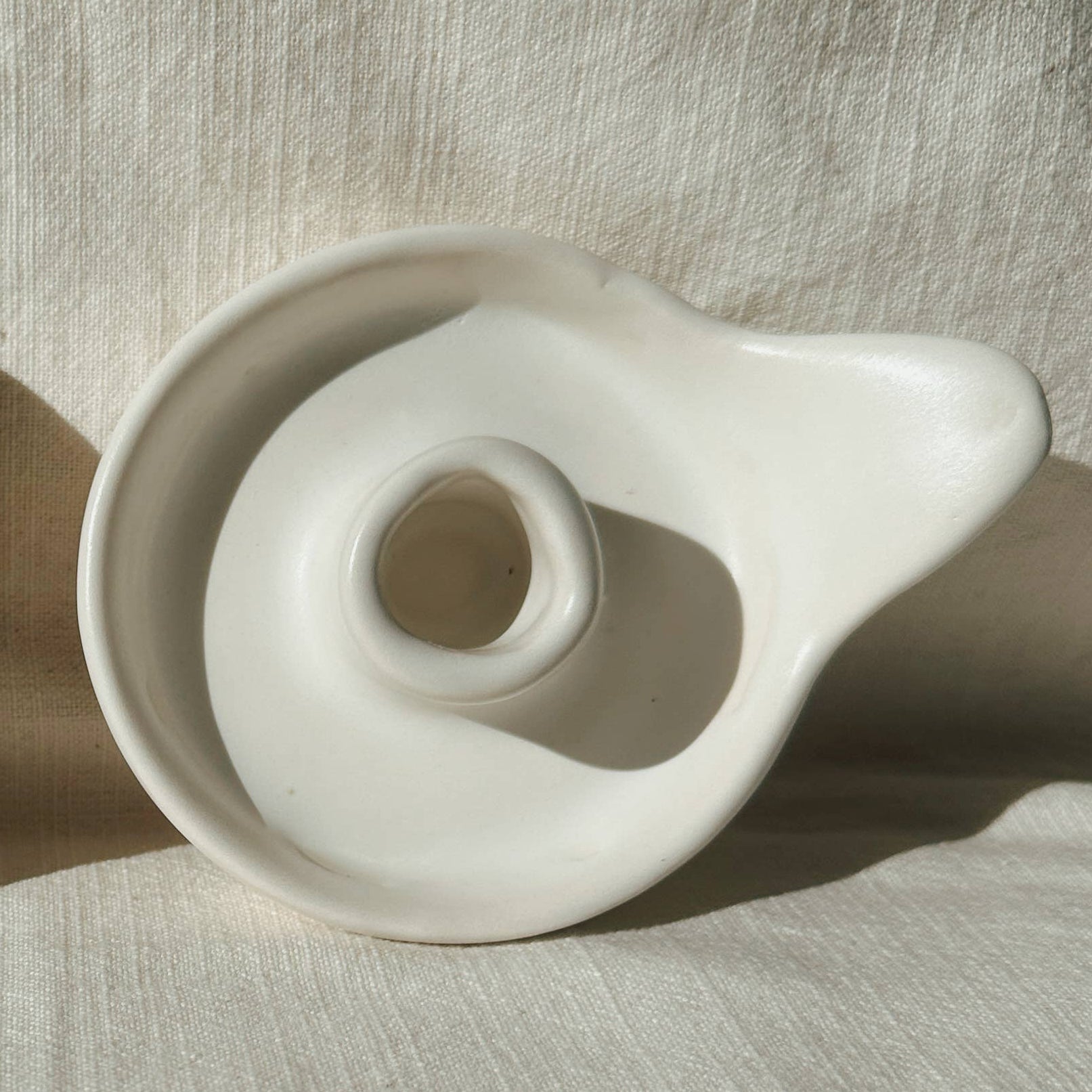 Handgetöpferter Kerzenhalter aus matt-weißem Steinzeug mit Henkel von Cazu Ceramics