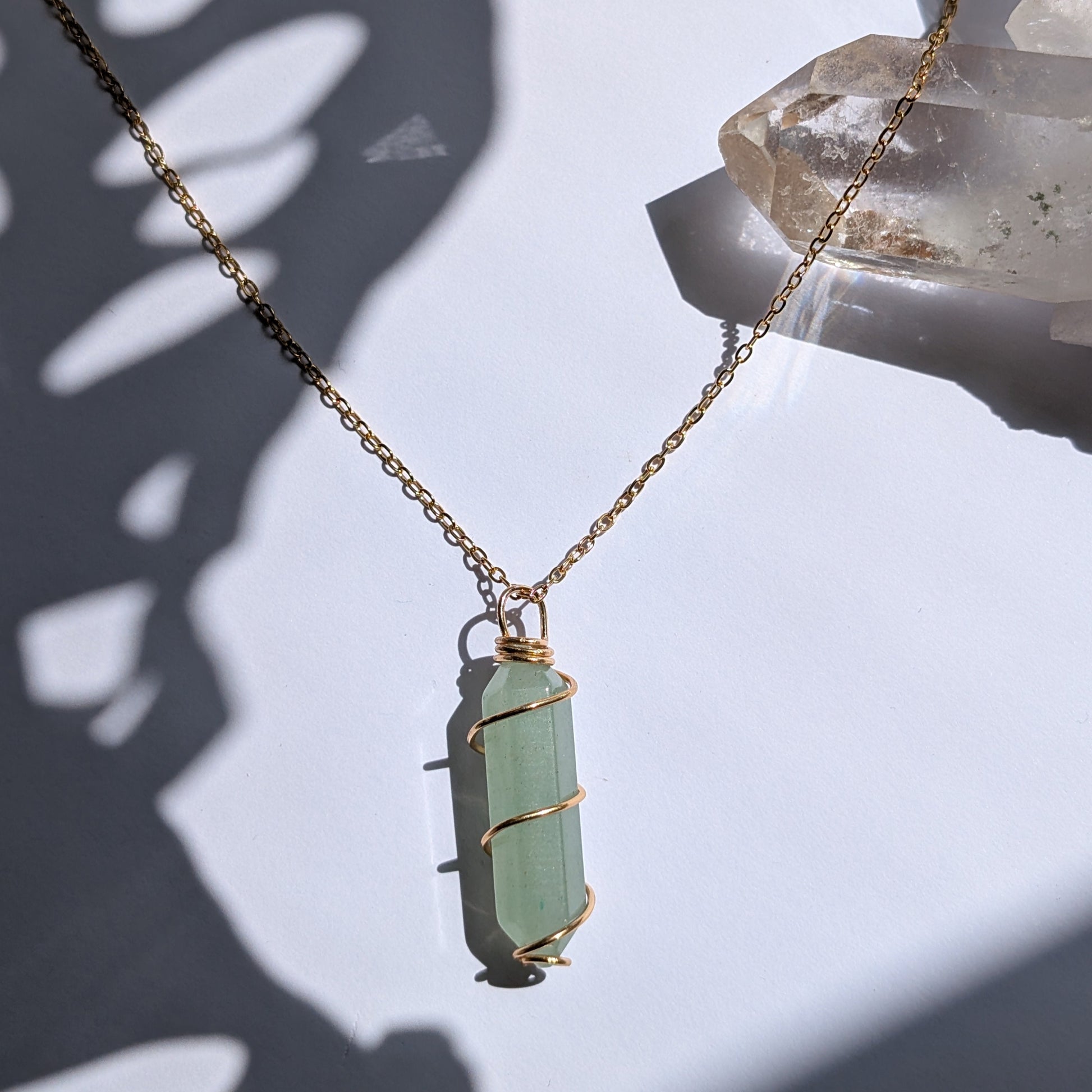 Handverdrahtete Jade Halskette mit 18K vergoldetem Draht.