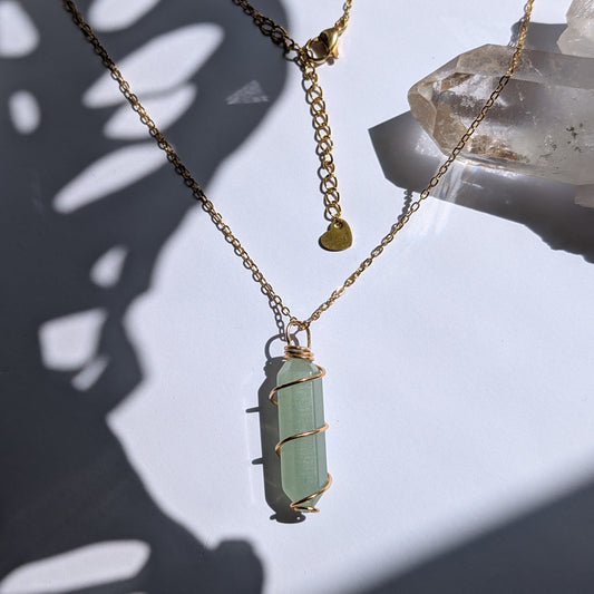 Handverdrahtete Jade Halskette mit 18K vergoldetem Draht.