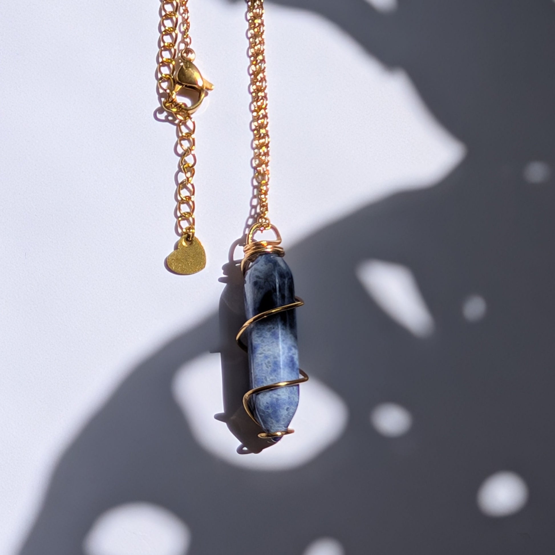 Handverdrahtete Lapislazuli Halskette mit 18K vergoldetem Draht.