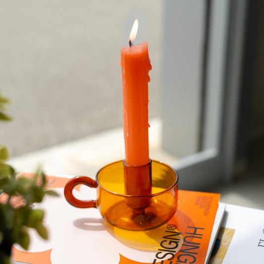 Helio Ferretti Amber Crystal Candle Holder auf Tisch mit roter Kerze