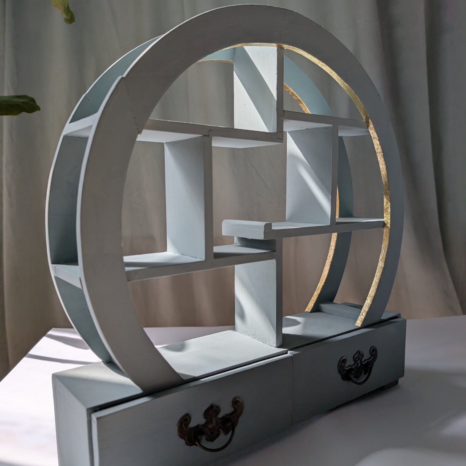 Julias Kleiner Altar: Handrestauriertes Rundbogen-Regal aus Holz mit Blattgoldverzierung, als spiritueller Altar dekoriert.
