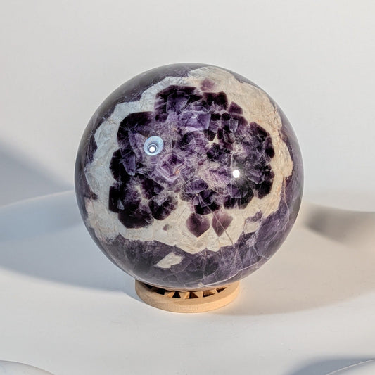 Chevron-Amethyst Kristallkugel K5 544g - Dream Amethyst violett-weiß Bänderung