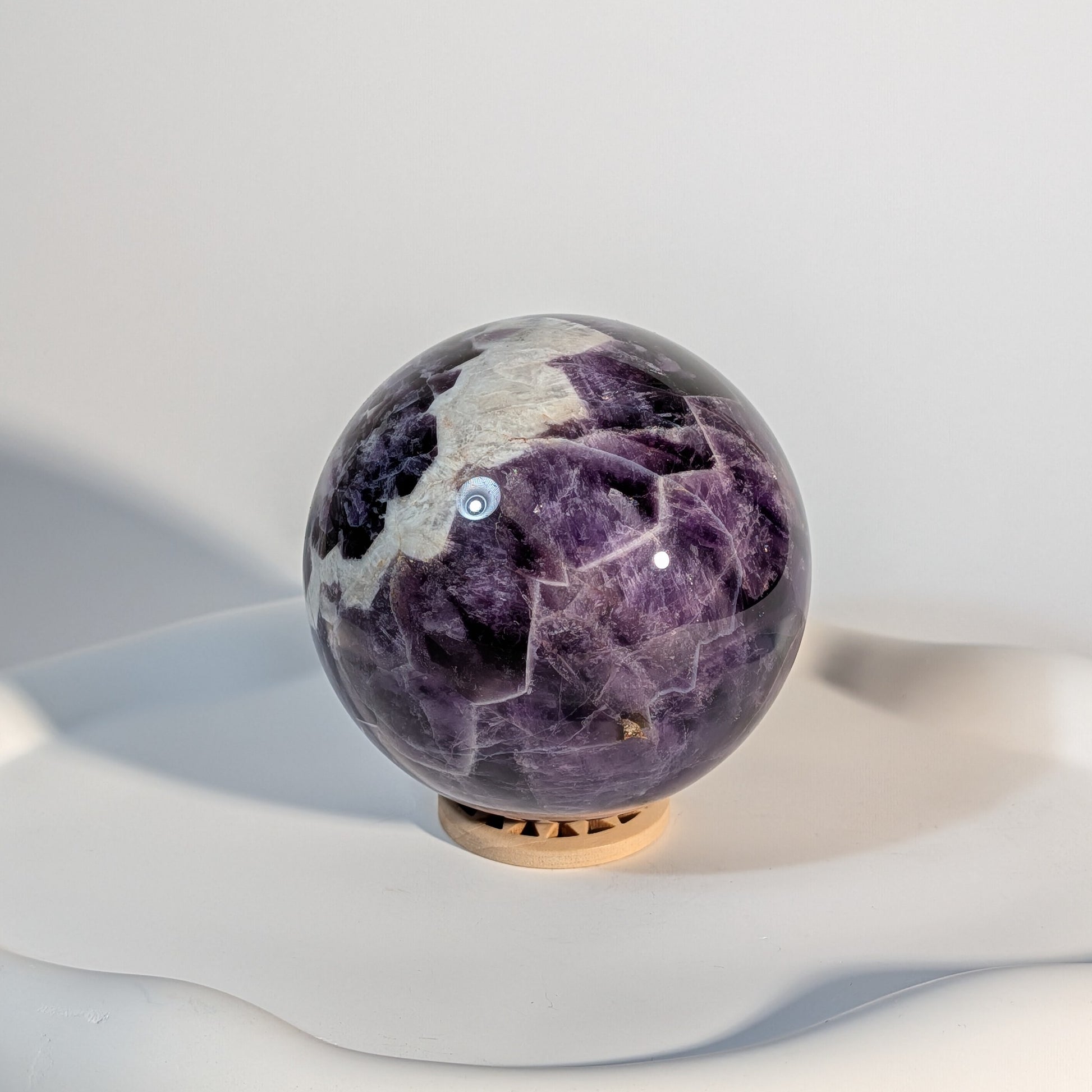 Chevron-Amethyst Kristallkugel K5 544g - Seitenansicht