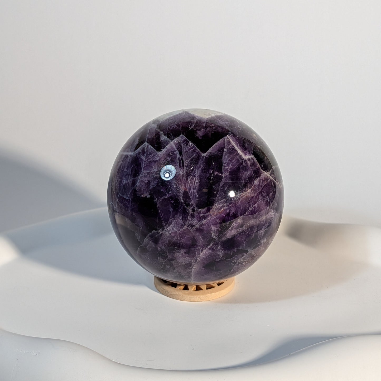 Chevron-Amethyst Kristallkugel K5 544g - Detailansicht Bänderung