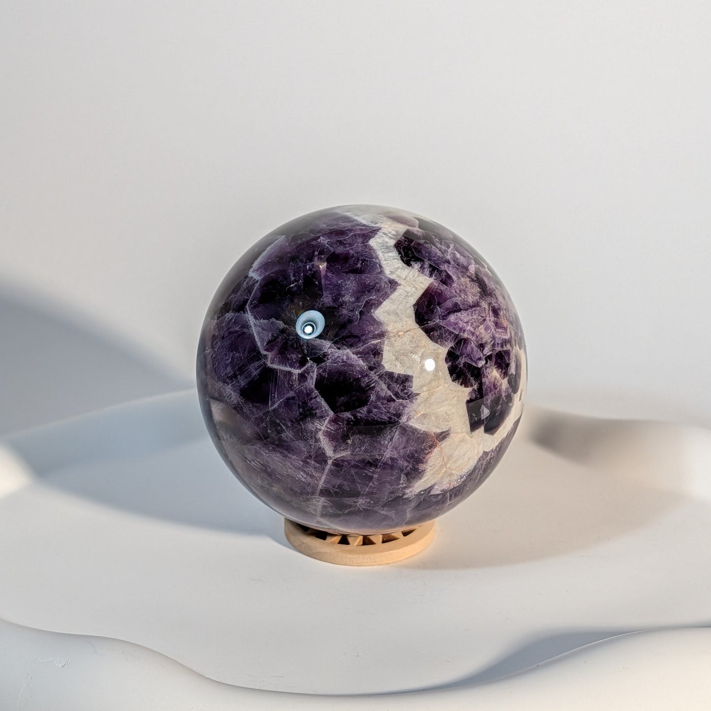 Chevron-Amethyst Kristallkugel K5 544g - mit Holzuntersetzer