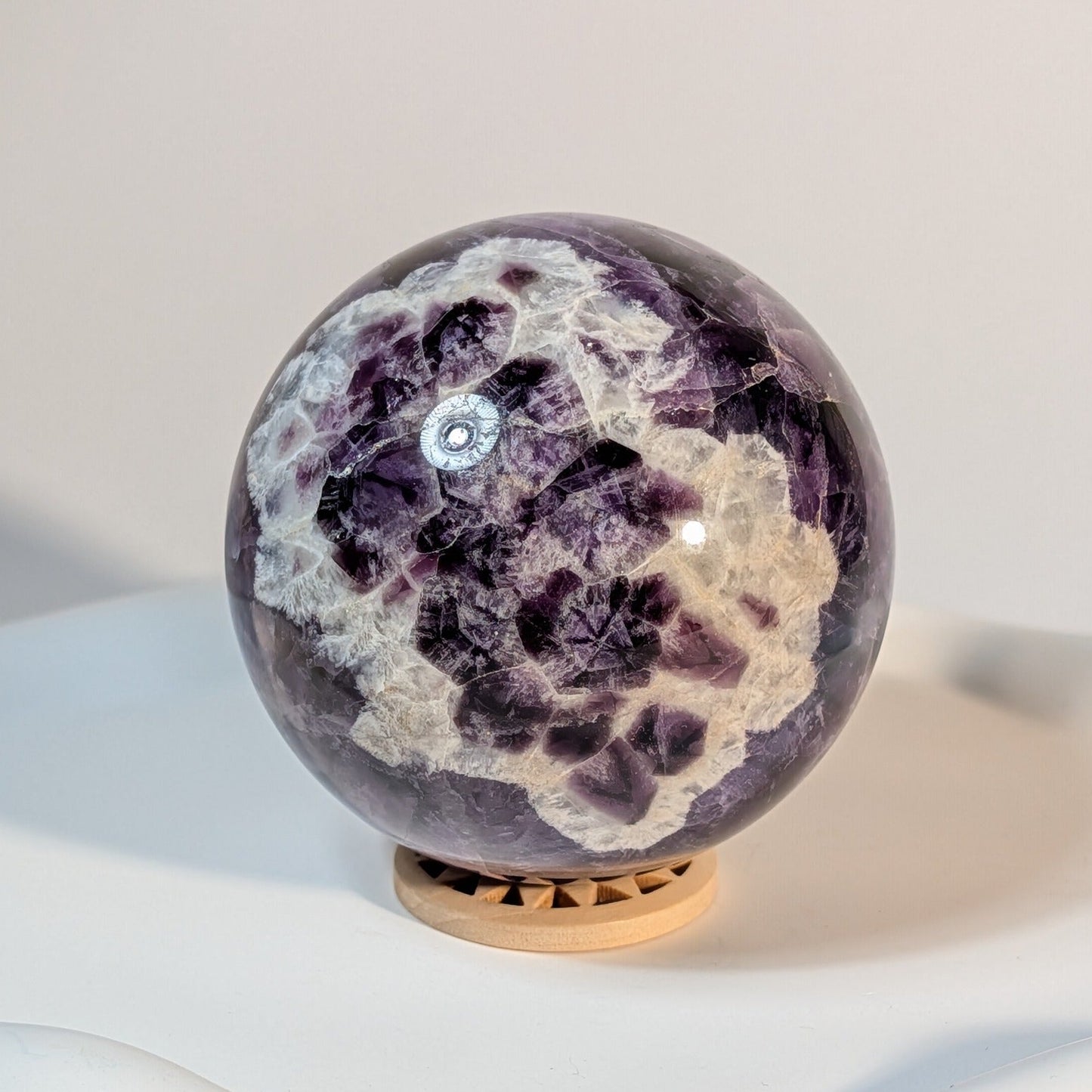 Chevron-Amethyst Kristallkugel K6 458g - Dream Amethyst violett-weiß Bänderung