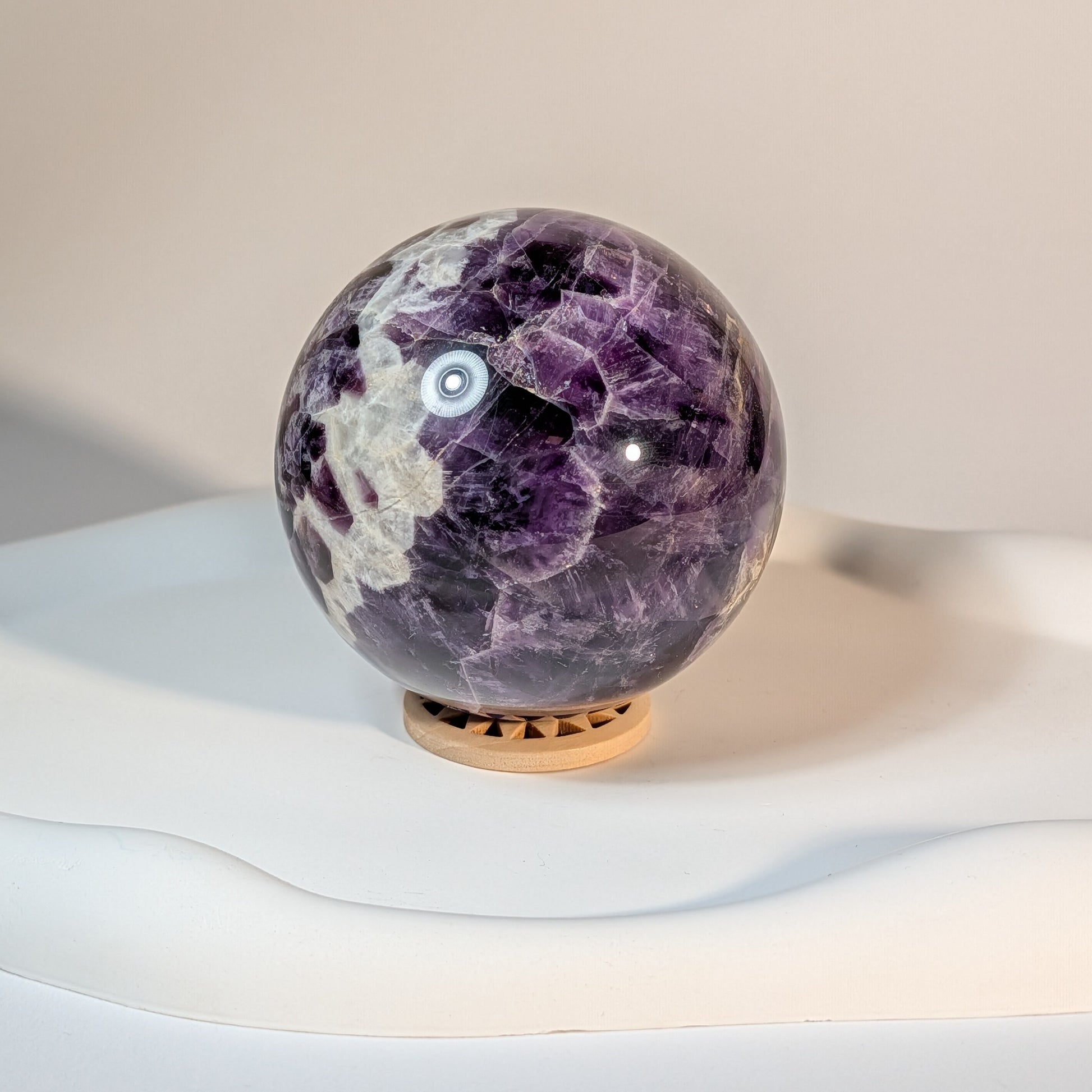Chevron-Amethyst Kristallkugel K6 458g - Detailansicht