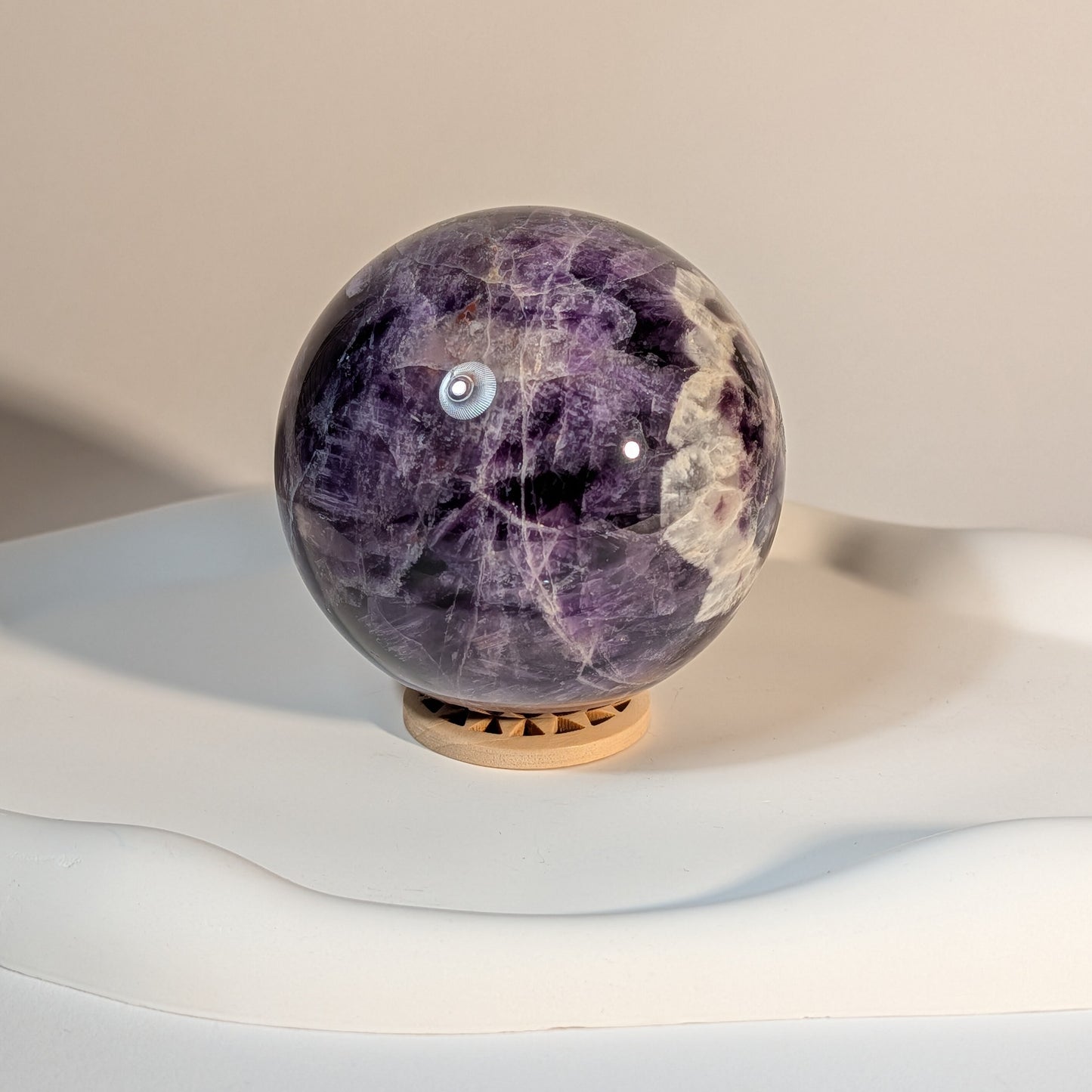 Chevron-Amethyst Kristallkugel K6 458g - Nahaufnahme Bänderung