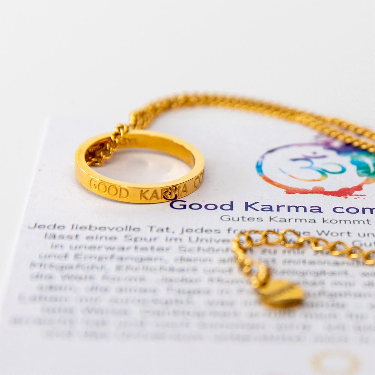 Vergoldete Ringkette mit Gravur „Good Karma comes back“