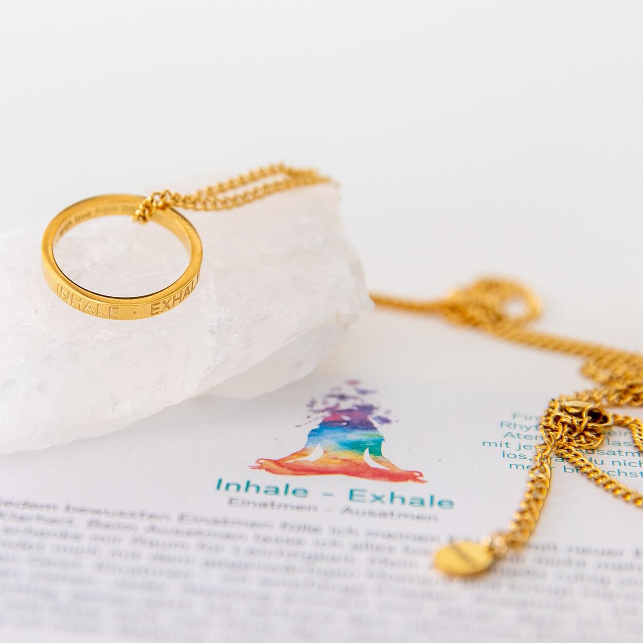 Ring mit Gravur Inhale Exhale in Nahaufnahme