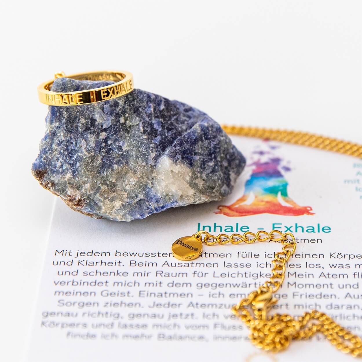 Kette mit Ring Inhale Exhale liegend fotografiert