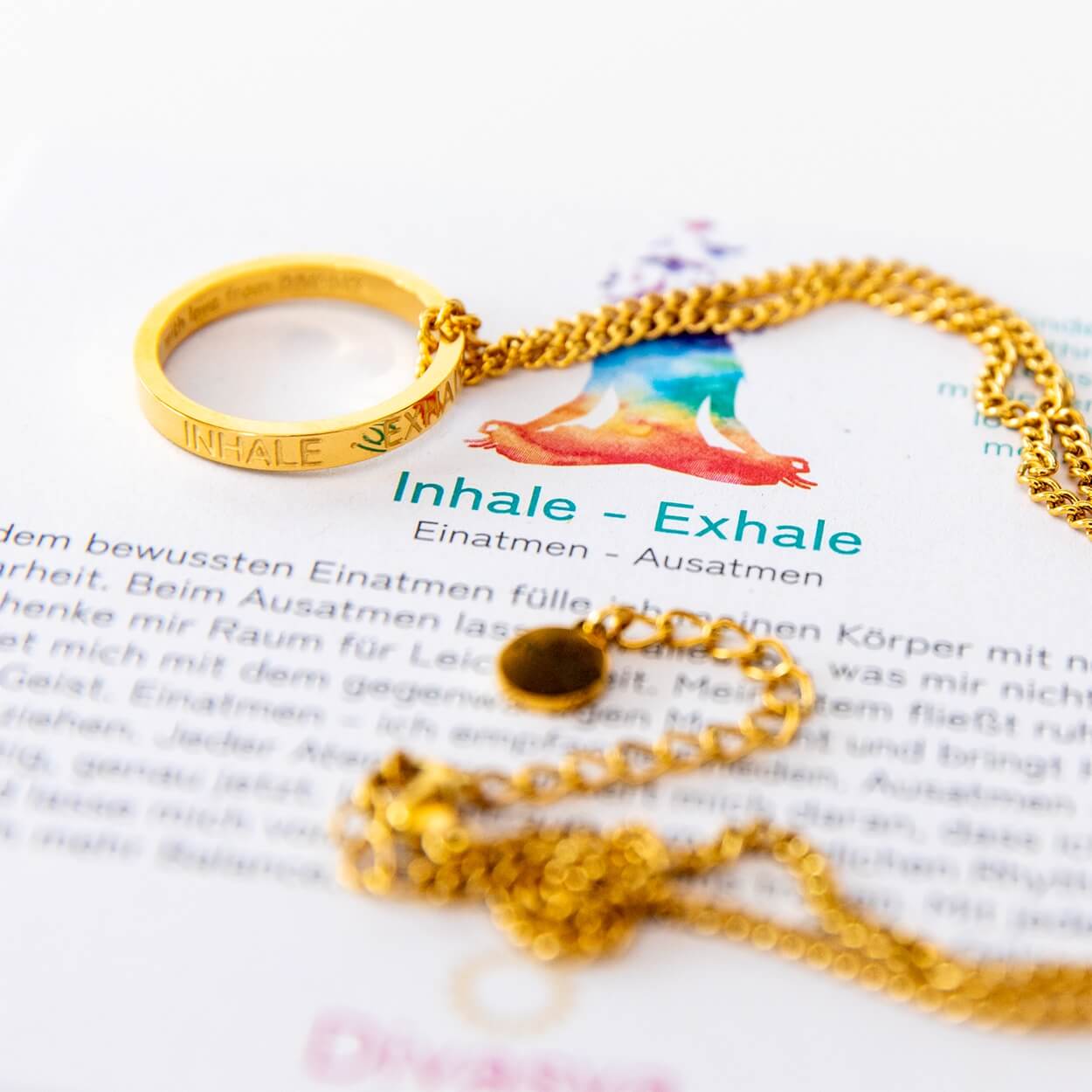 Vergoldete Kette mit Ring und Gravur Inhale Exhale