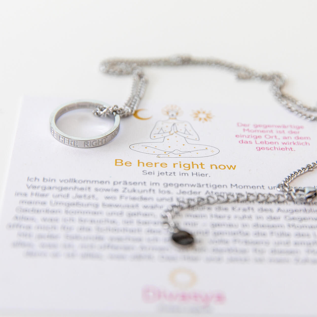 Silberner Ring mit Gravur 'Be here right now' in Nahaufnahme