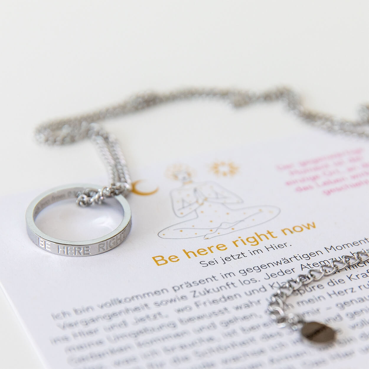 Silberne Ringkette 'Be here right now' – Produktansicht