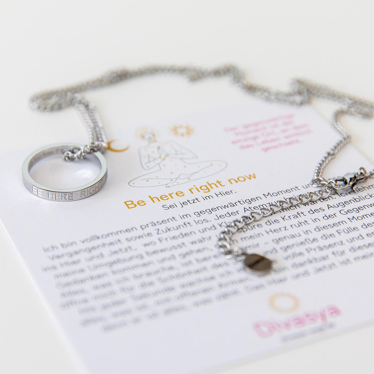 Kette mit Ring 'Be here right now' als achtsame Geschenkidee