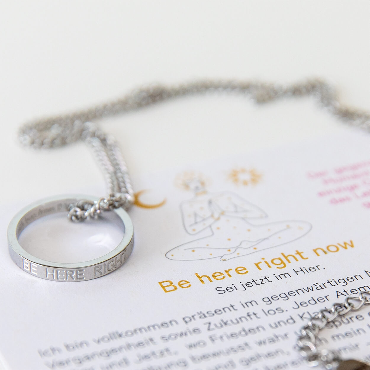 Ringkette 'Be here right now' Detailaufnahme des Rings