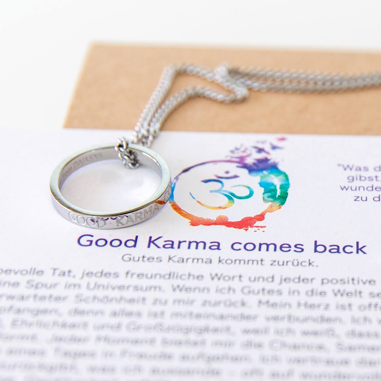 Silberfarbene Ringkette mit Gravur „Good Karma comes back“
