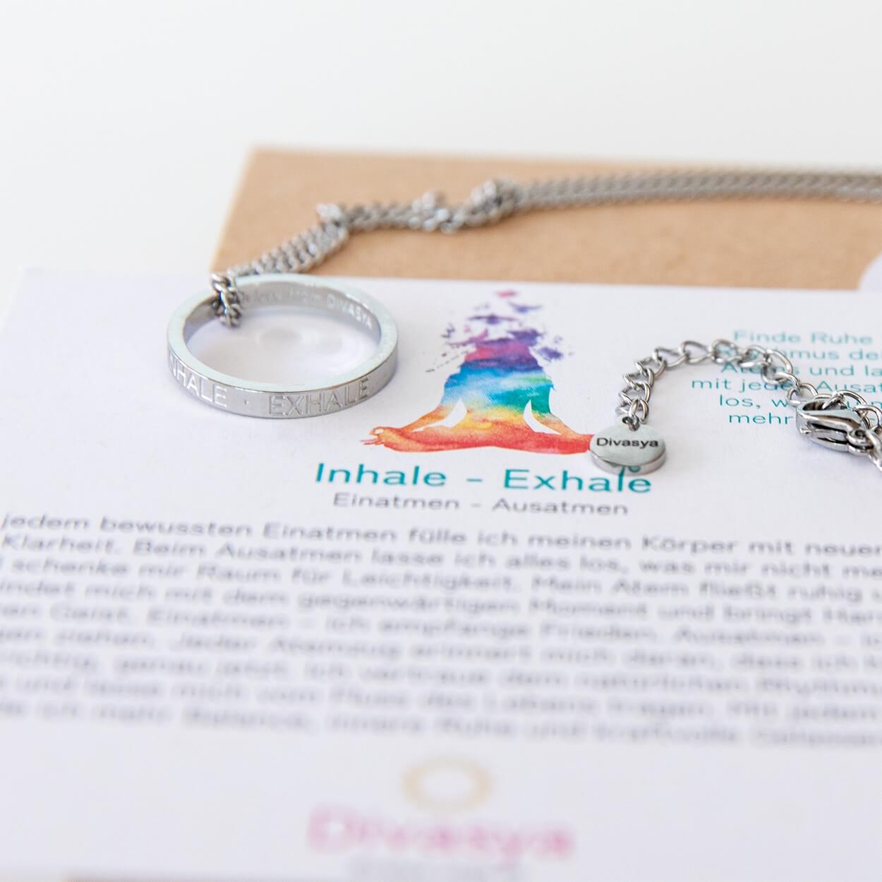 Ringkette aus silberfarbenem Edelstahl auf hellem Untergrund
