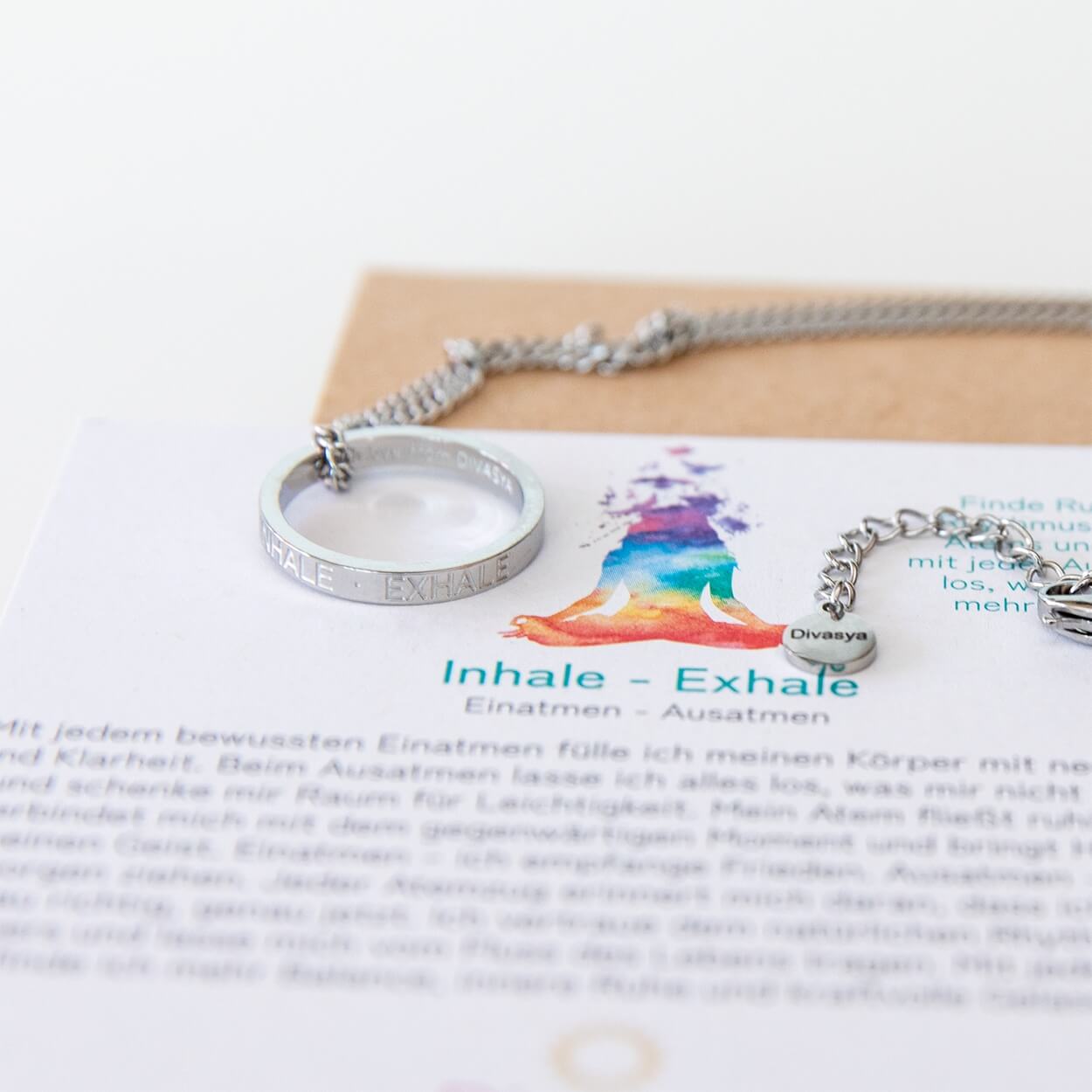 Ring mit Gravur „Inhale – Exhale“ in Detailansicht