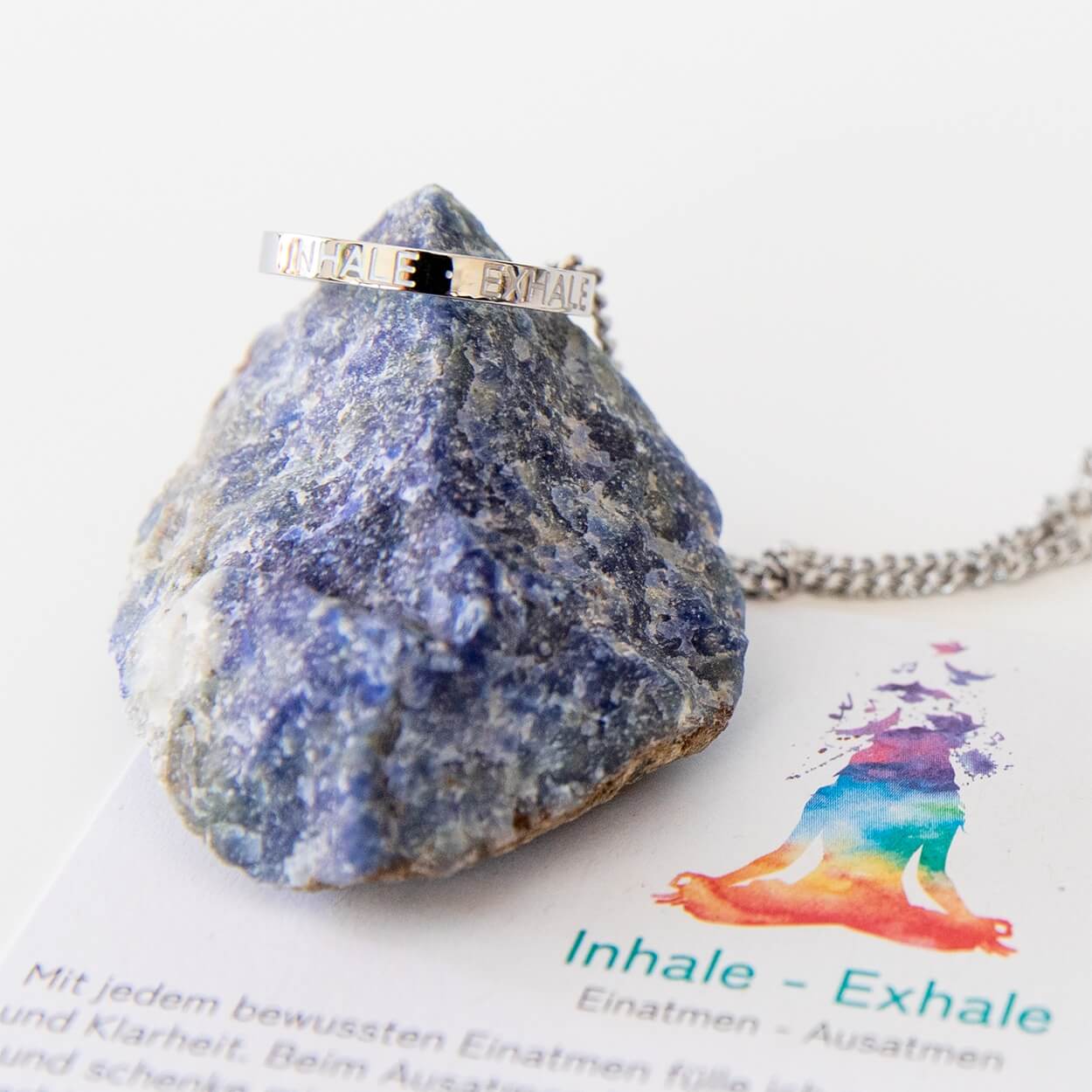 Ringkette „Inhale – Exhale“ flach liegend fotografiert