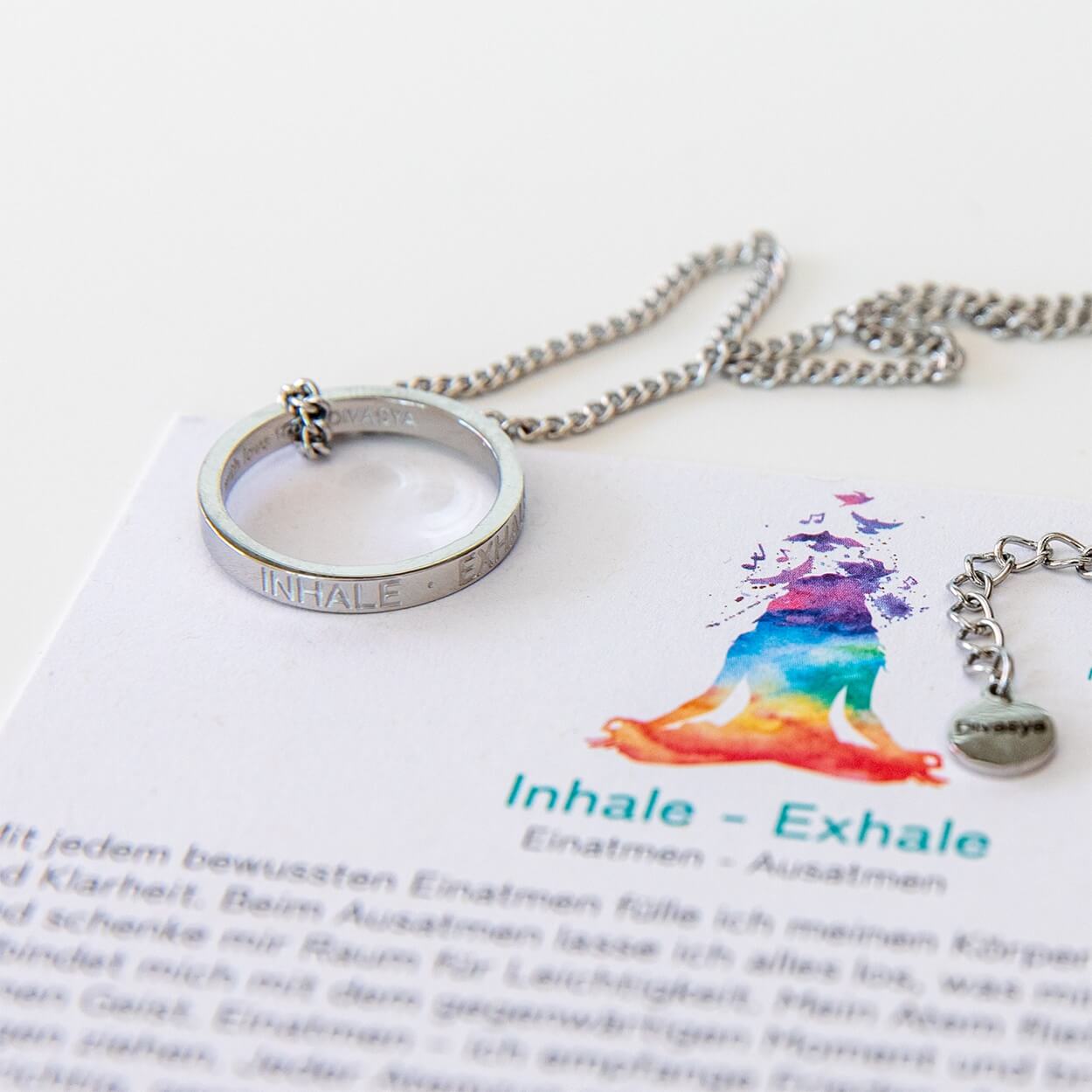 Silberfarbene Ringkette mit Gravur „Inhale – Exhale“