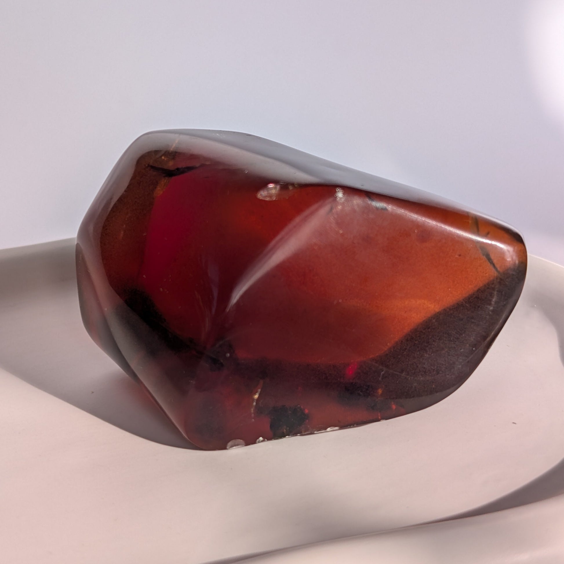 Kirschbernstein-Juwel "Rubin der Vorzeit" in tiefroter, transparenter Farbe.