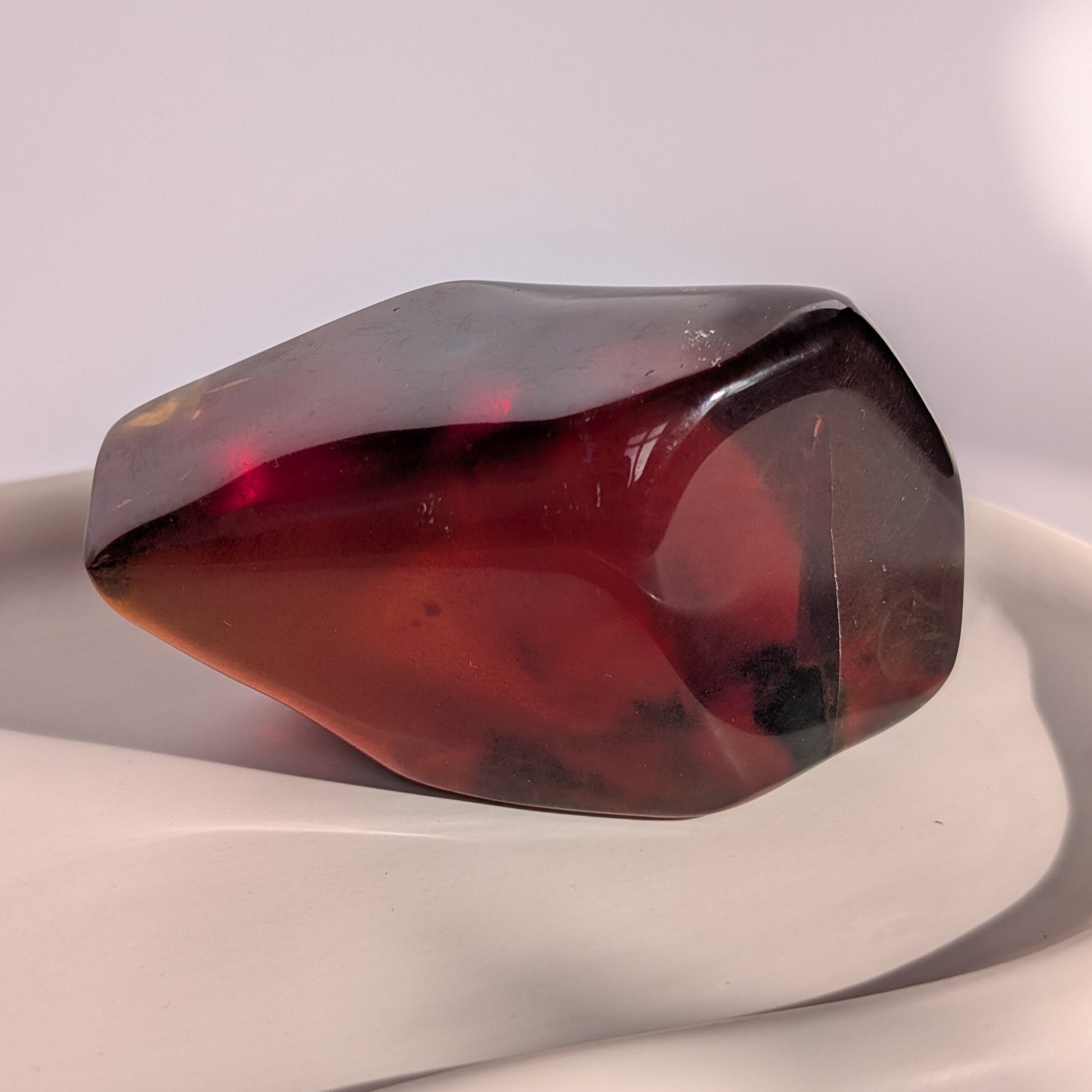 Kirschbernstein-Juwel "Rubin der Vorzeit" in tiefroter, transparenter Farbe.