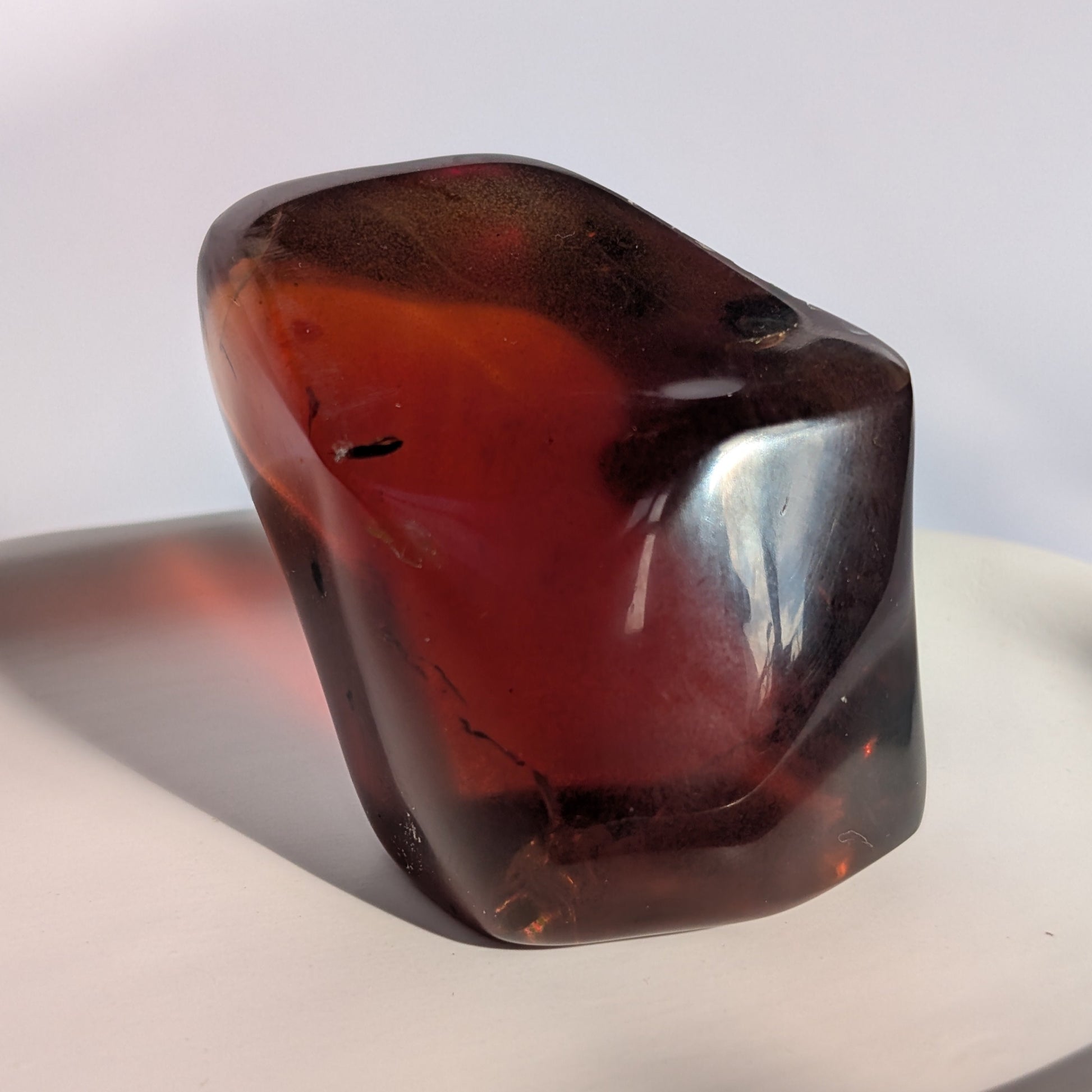 Kirschbernstein-Juwel "Rubin der Vorzeit" in tiefroter, transparenter Farbe.