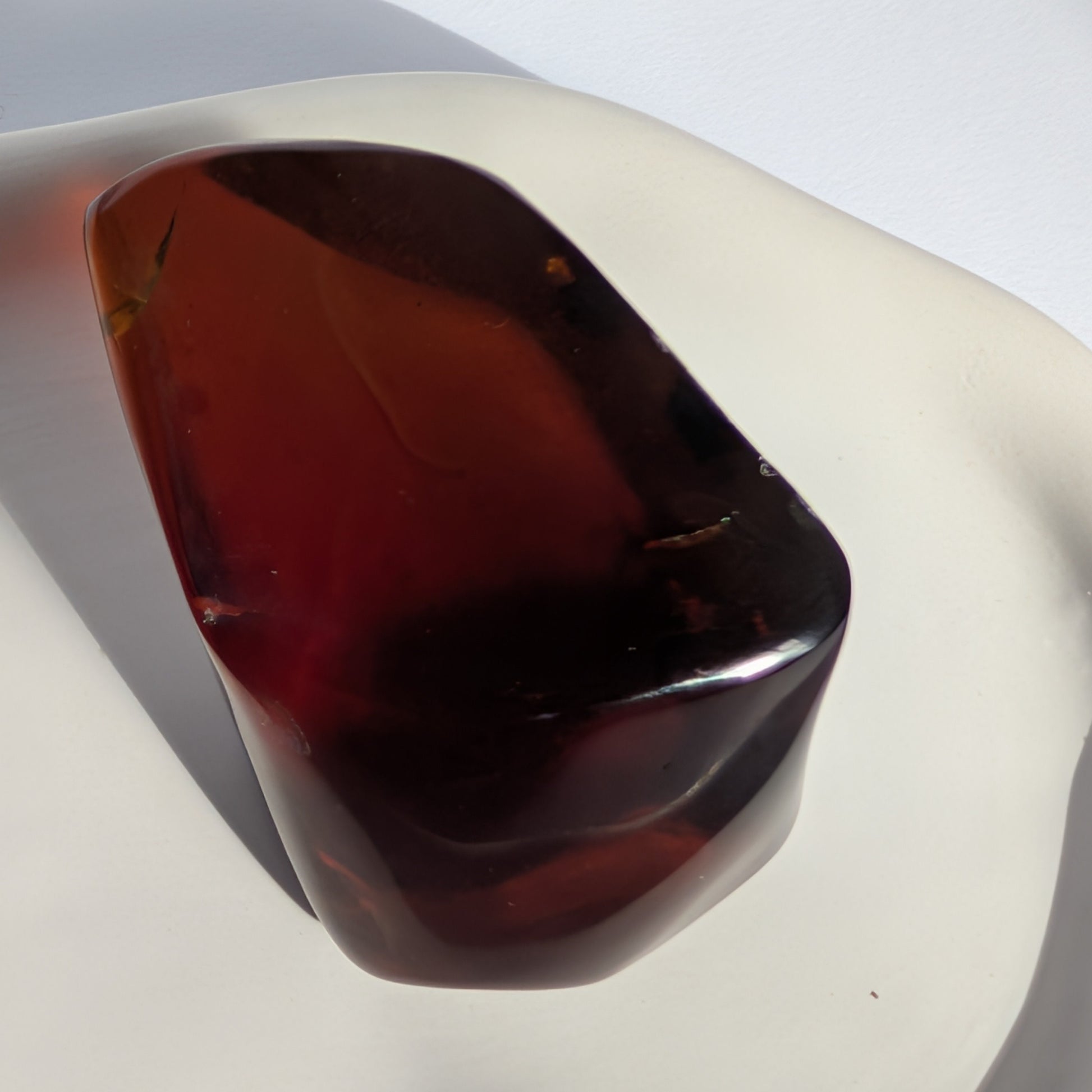 Kirschbernstein-Juwel "Rubin der Vorzeit" in tiefroter, transparenter Farbe.