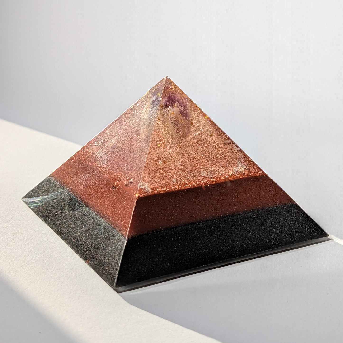 Kleine Cheops Orgonit Pyramide mit Amethyst-Spitze, 24k Gold und 999 Silber, handgefertigt