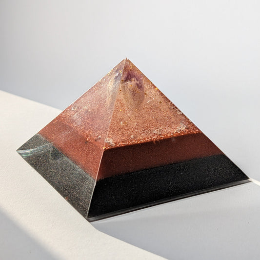 Kleine Cheops Orgonit Pyramide mit Amethyst-Spitze, 24k Gold und 999 Silber, handgefertigt