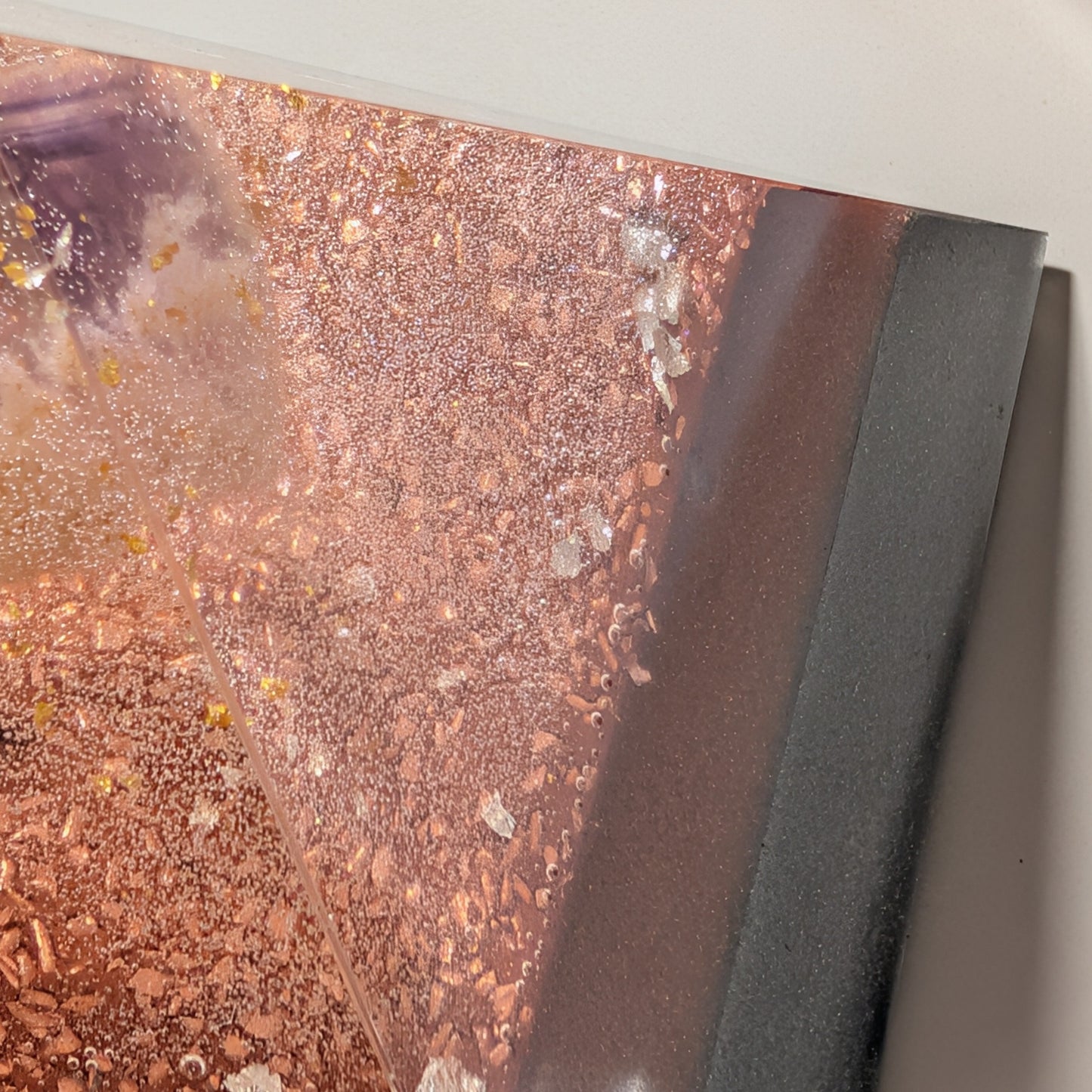 Kleine Cheops Orgonit Pyramide mit Amethyst-Spitze, 24k Gold und 999 Silber, handgefertigt