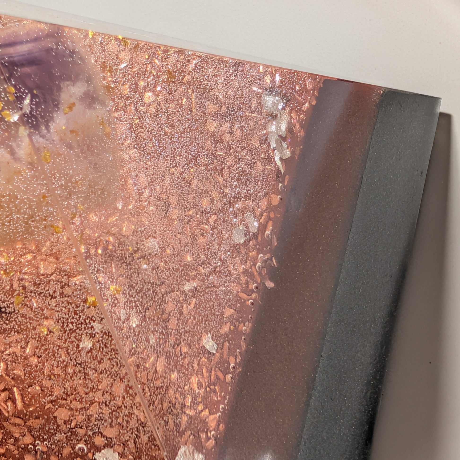 Kleine Cheops Orgonit Pyramide mit Amethyst-Spitze, 24k Gold und 999 Silber, handgefertigt